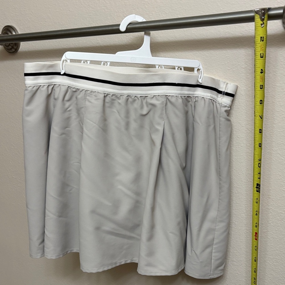 STYLUS Light Gray Athletic Skort with White and Black Waistband